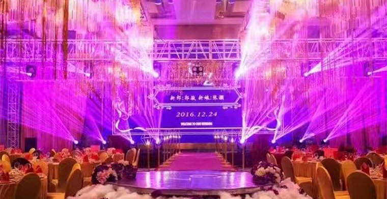在酒店多功能廳舉行婚禮，還需要外聘舞臺燈光嗎？