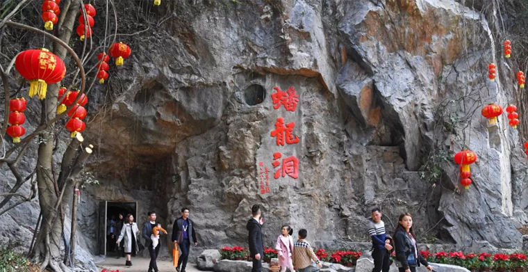 新年新面貌，科尊舞臺燈光廠家點亮蟠龍洞奇觀