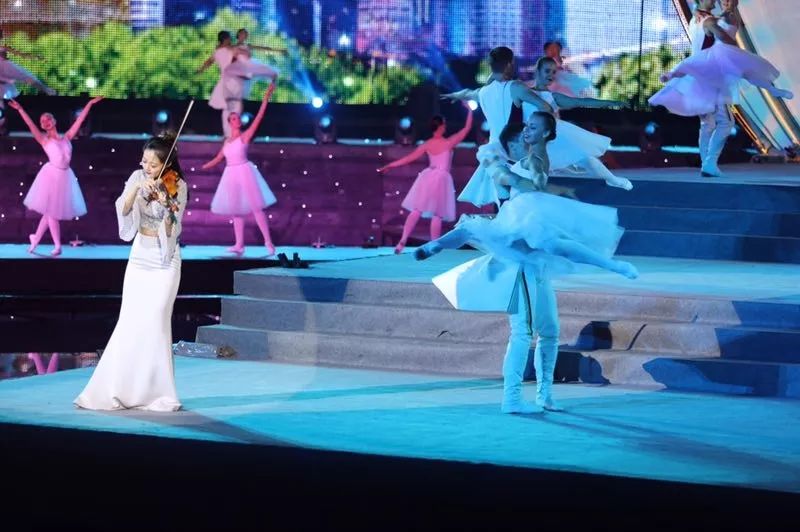 《有朋自遠方來》焰火燈光秀藝術表演再現“上合之光”