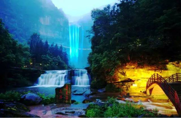 四面山夜景燈光秀，夜幕下的七彩瀑布