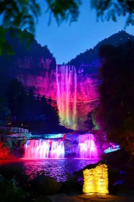 四面山夜景燈光秀，夜幕下的七彩瀑布