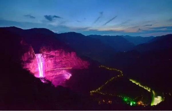 四面山夜景燈光秀，夜幕下的七彩瀑布