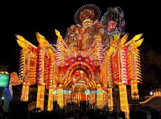 信陽南灣湖湖畔燈光節盛大開幕，文旅燈光大放異彩