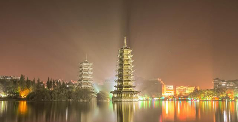 金銀閃爍，日月同輝，桂林日月雙塔夜景亮化賞析